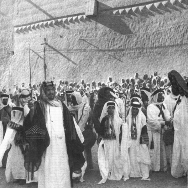 الملك عبدالعزيز وهو يتوسط مجموعة من المواطنين وهو يؤدي العرضه السعوديه أحتفالا بالعيد