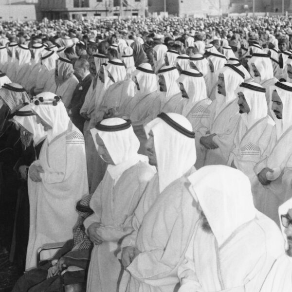 الملك فيصل يؤدي صلاة العيد ويظهر في الصوره الامير خالد والامير فهد والامير عبد الله والامير سلطان والامير سلمان