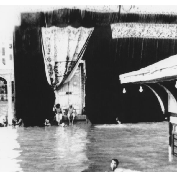 منظر للكعبة المشرفة حيث يبدو صحن الحرم المكي الشريف وقد غمرته مياه الأمطارعام 1941م